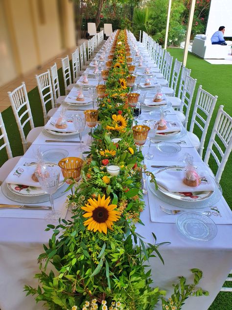 Wedding set up table with sunflowers Sunflower Dinner Table, Sunflower Garden Party, Sunflower Dinner Party, Sunflower Brunch Theme, Sunflower Table Decorations, Sunflower Table Setting, Sunflower Tablescape, Sunflower Wedding Table, Set Up Table