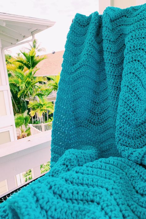 The Crochet Wave Stitch How-to - I Can Crochet That Crochet Throw Patterns, Crochet Wave Stitch, Easy Crochet Rug Patterns, Easy Crochet Rug, Solid Color Crochet, Wave Rug, Tunisian Stitches, Crochet Throws, Wave Stitch