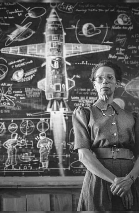 Historical Photos | Katherine Johnson was an African-American mathematician whose work was fundamental at NASA | Facebook Kickass Women, Katherine Johnson, Phd Graduation, Infographic Design Layout, Women Scientists, Hidden Figures, Space Craft, African History, Historical Pictures