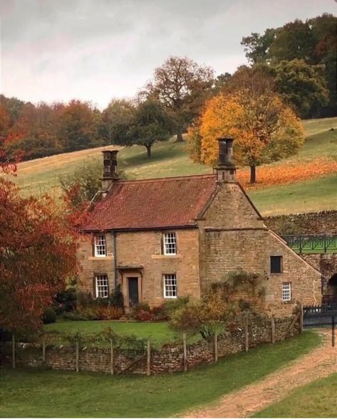 Casa Retro, England Aesthetic, England Countryside, Country Aesthetic, Countryside Cottage, Peisaj Urban, Living In England, Famous Actors, Dream Cottage