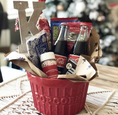 Popcorn Bowl Gift Basket, Date Night Basket, Movie Basket, Popcorn Bowls, Popcorn Gift Basket, Popcorn Christmas, Movie Basket Gift, Cute Popcorn, Diy Movie Night