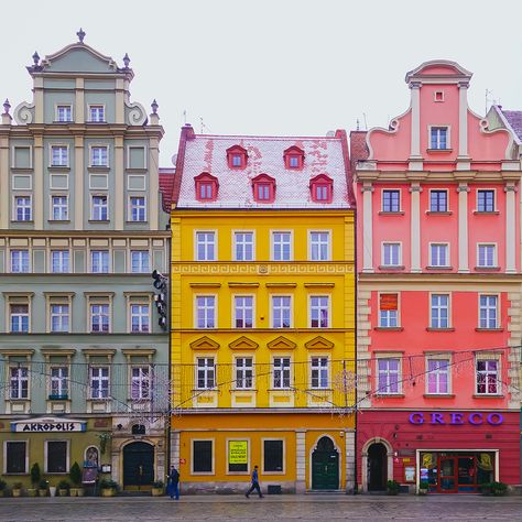 A Quick Guide to Kraków Colorful Buildings, World Of Wanderlust, Wroclaw Poland, Pintura Exterior, Colourful Buildings, Voyage Europe, Wroclaw, Urban Sketching, City Buildings