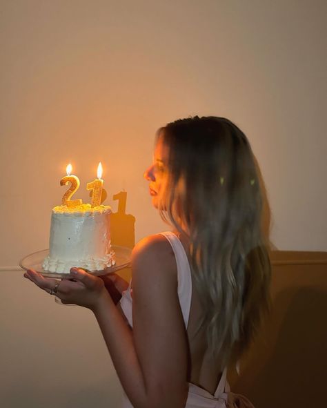 Birthday Ig Post Ideas Aesthetic, Birthday Photoshoot Ideas On Bed, Simple Birthday Picture Ideas At Home, Cake Ideas For 19th Birthday Girl, Birthday Photoshoot Professional, 22 Birthday Cake Aesthetic, 21st Bday Pics, Birthday Photo Shoot With Cake, Aesthetic Birthday Photoshoot Ideas