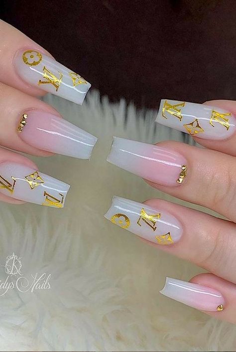 Acrylic Short Nails Ideas, Lv Nails, Acrylic Short Nails, Nails Beautiful, Cute Spring Nails, Short Coffin Nails, Gold Nail, Cute Acrylic Nail Designs, Acrylic Coffin