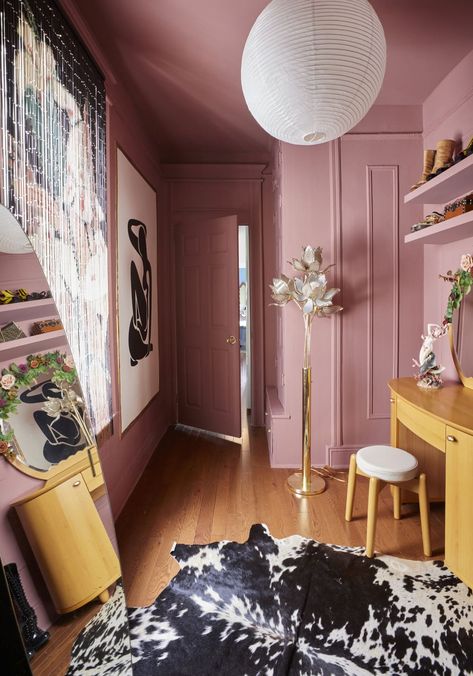 Sulking Room Pink Dressing Room, Dressing Room Eclectic, Bright Dressing Room Ideas, Cool Dressing Room, Maybe Bedroom Ideas, Wallpaper Dressing Room, 70s Dressing Room, Feminine Dressing Room, Eclectic Feminine Decor