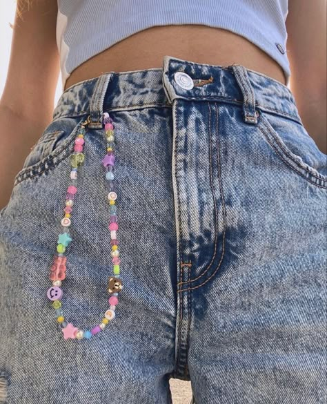 Western Diy, Pulseras Ideas, Pants Chain, Jeans Chain, Bracelet Business, Painted Clothes Diy, Pant Chains, Rainy Day Crafts, College Dorm Room Decor