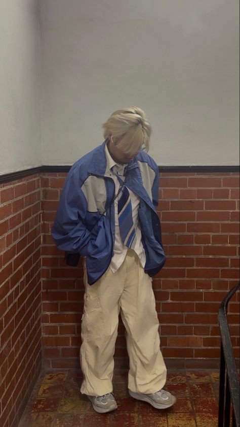 retro vintage blue jacket vintage silk striped blue tie jaded london ecru parachute pants fila trifecta pants Blue Windbreaker Outfit Men, White Windbreaker Outfit Men, Grey Parachute Pants Outfit Men, How To Style Windbreaker, Parachute Jacket Outfit, Blue Pants Outfit Aesthetic, Blue Tie Outfit, Mens Fashion Y2k, Windbreaker Outfit Aesthetic