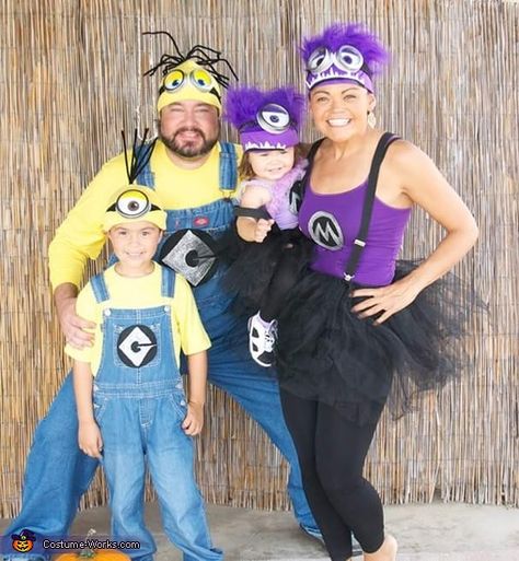 Niecee: Mom: Niecee Daughter: Skylar Both are the purple minions. Used puffy paint and black felt for the M emblem. Made the eyes from Mason jar lids, felt and puffy paint.... Evil Minion Costume, Purple Minion Costume, Minions Costume, Diy Minion Costume, Homemade Minion Costumes, Family Costumes Diy, Purple Minion, Minion Costume, Themed Costumes