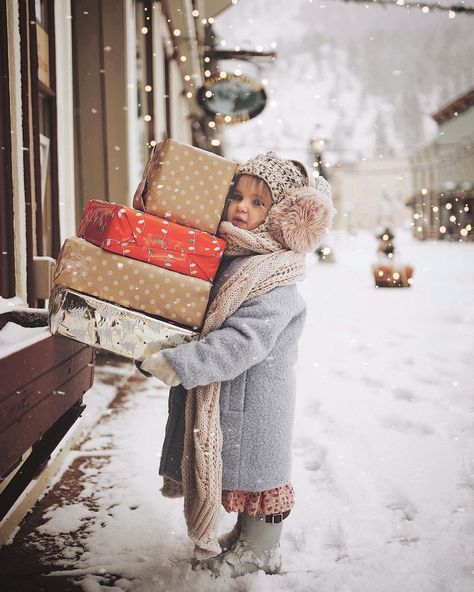 Kayla Petering on Instagram: ““Mom this is soooo many presents” - Ophelia 🌲❄️✨❤️ #holidaymood” Fun Christmas Photos, Tree Farm Photo Shoot, Christmas Shoot, New Year Photos, Winter Photos, Christmas Feeling, Holiday Mood, Christmas Photoshoot, Winter Kids