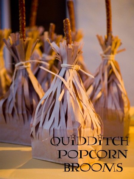 Harry Potter Parties on Catch My Party | Catch My Party Harry Potter Food Ideas, Harry Potter Motto Party, Halloween Reception, Harry Potter Weihnachten, Baby Harry Potter, Harry Potter Snacks, Witch Brooms, Harry Potter Movie Night, Spirit Bags