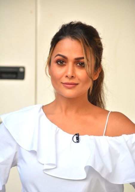 Bollywood actress Amrita Arora hot image gallery Hot White Dress, Hot White Dresses, Amrita Arora, Orange Saree, Photoshoot Pics, Malayalam Actress, Long Frocks, Indian Models, South Actress