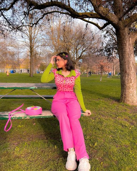 🩷🍃🎀☘️👛 PINK + GREEN what’s your fab color combo? Pink top @ardene Pants & Green top @hm . . . . #park #pinkbag #roundbag #pinkgreenoutfit #layeringclothing #maximaliststyle #colorfulfashion #maximalistfashion #pinkandgreencolorcombo #pinkandgreen #strawberrytop #trinitybellwoods #sunkissed #springfashion #torontopunjabi #punjabi #punjabimodel #downtowntoronto #vancouvermodel #torontofashion maximalist fashion, maximalist style, pink and green color combo, pink and green outfit, pin... Pink Green Outfit, Fashion Maximalist, Green And Purple Outfit, Pink And Green Outfit, Spring Nails Pink, Hm Shoes, Maximalist Fashion, Punjabi Models, Colorful Outfit