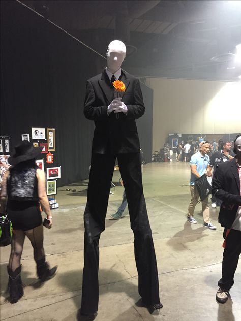 Slender man!! Slender Man Halloween Costume, Slenderman Costume, Slender Outfits, Man Halloween Costume, Small Theatre, Wake Ideas, Black Halloween Dress, Slender Man, Theatre Design