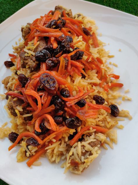 Raisin Recipes Savory, Kabuli Pulao Afghanistan, Carmelized Carrots, Afghan Rice, Fried Carrots, Turkish Rice, Caramelized Carrots, Afghan Food, Meals Without Meat