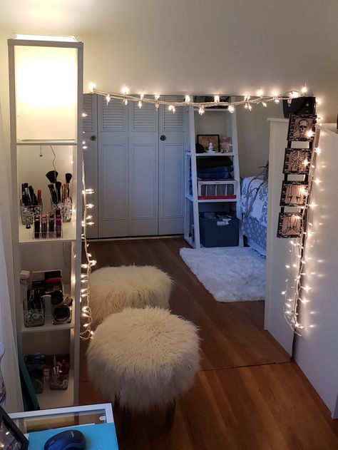 Huge Wall Mirror In Bedroom, Big Mirror Vanity Ideas, Body Mirror Makeup Area, Floor Vanity Ideas, Huge Mirror In Bedroom, Makeup Area In Bedroom, Big Mirror In Bedroom, Hostel Room Makeover, Fur Stool