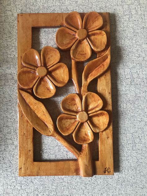 Flower Carving Patterns, Wood Carved Flowers, Wood Carving Flowers, Flower Wood Carving, Mural Art Design, Carved Flowers, Simple Wood Carving, Wood Jewelery, Three Flowers