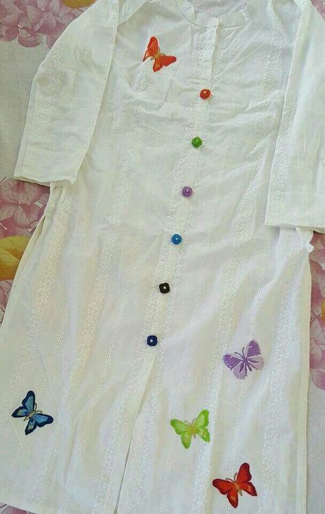 White Kurti Embroidery Designs, White Suit Painting Design, Painting On White Kurti, Embroidery On White Kurti, Fabric Paint Kurti Design, Kurti Painting Ideas, White Kurthi Ideas, Painting Kurti Designs, White Kurti