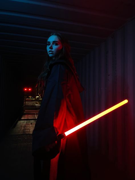 Star wars costume inspo, female jedi/sith with ligthsaber and robes. Cosplay or Star Wars costume Unique Female Costume Ideas, Star Wars Photoshoot Ideas, Star Wars Senior Pictures, Jedi Photoshoot, Lightsaber Photoshoot, Star Wars Poses, Starwars Photoshoot, Star Wars Photo Shoot, Female Jedi Costume