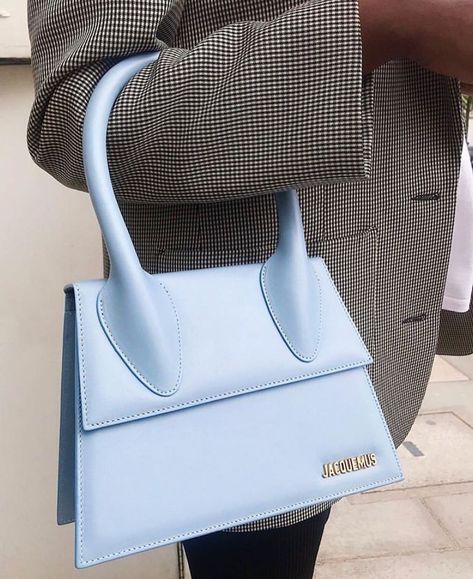 JACQUEMUS on Instagram: “THE BIG CHIQUITO OUT NOW. FIT ALMOST EVERYTHING, EVEN A CHIQUITO.” Sacs Tote Bags, Jacquemus Bag, Luxury Purses, Cheap Handbags, Celine Luggage Bag, Cute Purses, Backpack Bag, Givency Antigona Bag, Cute Bags