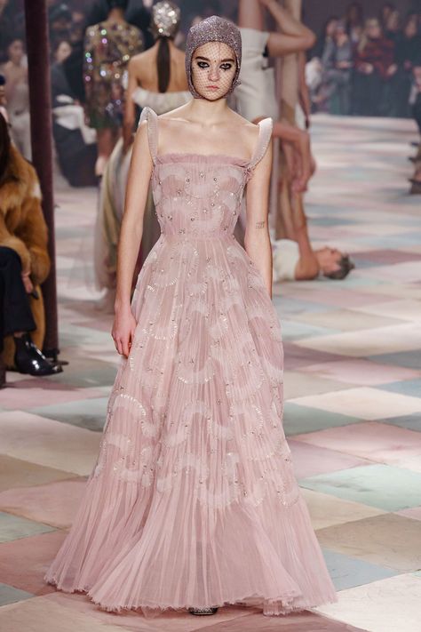 Christian Dior Spring 2019 Couture Fashion Show Collection: See the complete Christian Dior Spring 2019 Couture collection. Look 34 Haute Couture Style, 2019 Couture, Ellie Saab, Pink Gown, Dior Dress, Christian Dior Haute Couture, Dior Haute Couture, Spring Couture, Couture Mode