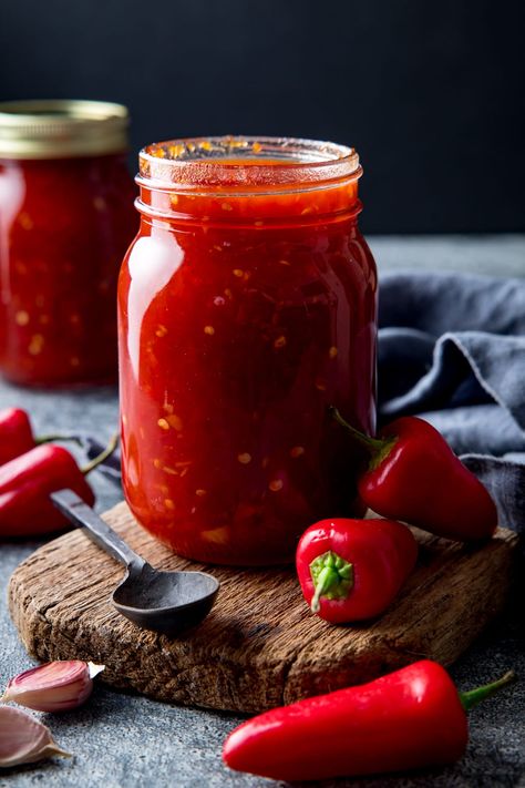 Sweet Chilli Sauce Recipe, Easy Chilli, Kitchen Sanctuary, Homemade Chilli, Chili Sauce Recipe, Chilli Jam, Hot Sauce Recipes, Salsa Picante, Chilli Recipes