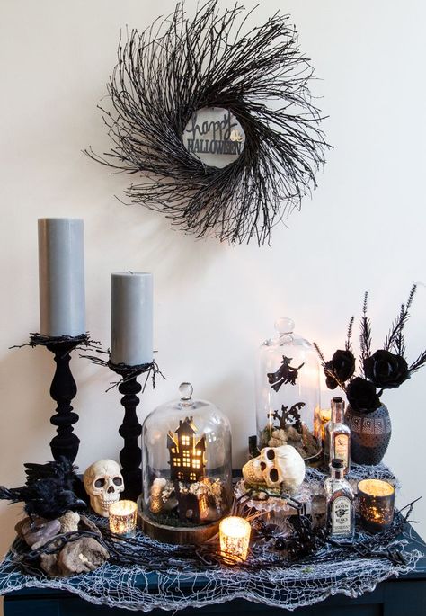 Black Twigs Halloween, Cloche Ideas Halloween, Halloween Natural Decorations, Halloween Cloche Diy, Halloween Side Table Decor, Simple Halloween Decor Indoor, Halloween Cloche Ideas, Cloche Halloween, Halloween Home Decor Indoor