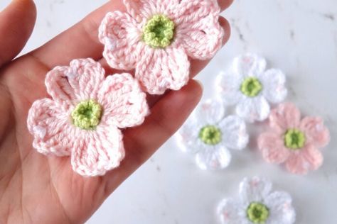 Free Crochet Dogwood Flower Crochet Pattern | Shared on Yarn Society Crochet Flower Bunting, Crochet Poppy Pattern, Decorating Clothes, Diy Crochet Flowers, Crochet Puff Flower, Crochet Rose Pattern, Dogwood Tree, Crochet Spring, Dogwood Flower