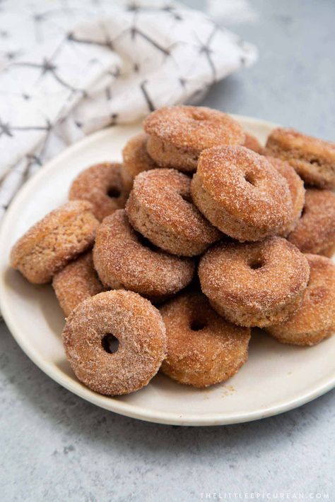 Baked Mini Donuts - The Little Epicurean Baby Cake Donut Maker Recipes, Cake Donut Recipe Fried, Mini Donut Recipe, Dunkin Donuts Recipe, Cinnamon Sugar Desserts, Old Fashioned Donuts, Donut Maker Recipes, Vegan Donut Recipe, Mini Donut Recipes