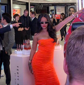 Rihanna Orange, Rihanna Lifestyle, Rihanna Meme, Rihanna Outfits, Rihanna Photos, Rihanna Style, Beauty Event, Bad Gal, Rihanna Fenty