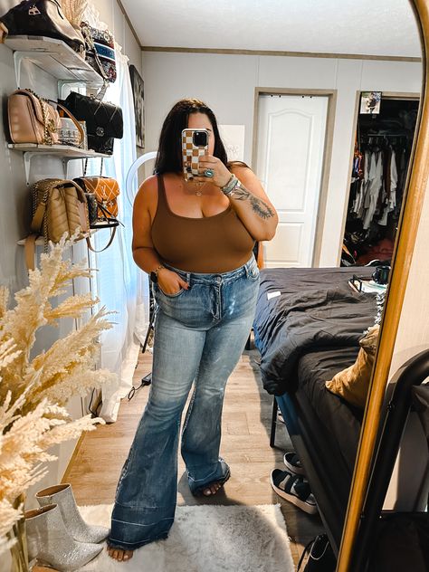 Flare Jeans Casual Outfit, Plus Size Flare Jeans Outfits, Flare Jeans Outfit Spring, Brown Flare Jeans, Plus Size Flare Jeans, Spring Fashion Plus Size, Casual Outfit Spring, Jeans Casual Outfit, Bodysuit With Jeans