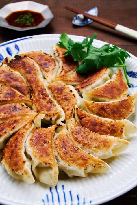 BEST Homemade Pork Gyoza Recipe (with video) Finger Foods For Super Bowl, Foods For Super Bowl, Pork Gyoza Recipe, Pork Gyoza, Gyoza Recipe, Fried Gyoza, Japanese Gyoza, Asian Noodle Dishes, Wok Recipes