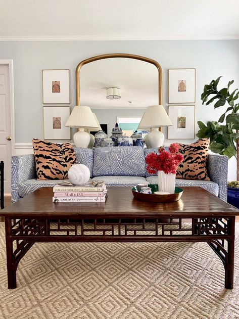 Traditional Home Magazine, Blue And White Decor, Grandmillenial Style, Grand Millennial Style, Rug Dining Room, Traditional Living, Traditional Living Room, Décor Diy, Boho Home