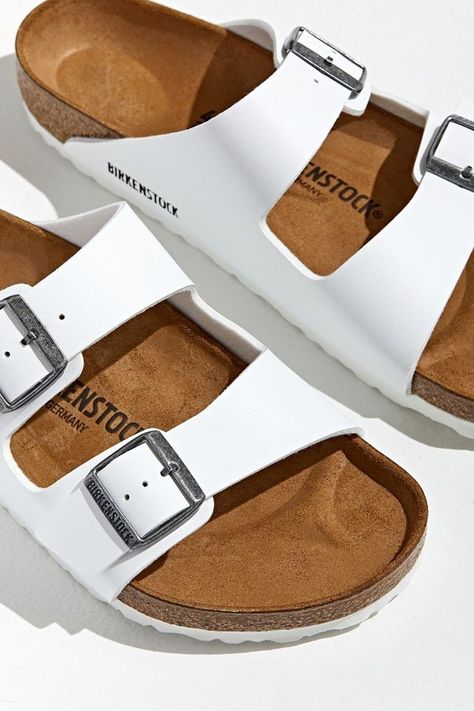 White Sandles Shoes Outfit, White Birkenstock Outfit Summer, White Birkenstocks Outfit, White Birkenstock Outfit, Sandles Outfit, How To Wear Birkenstock Sandals, White Summer Sandals, How To Wear Birkenstock, Birkenstock Outfit Summer