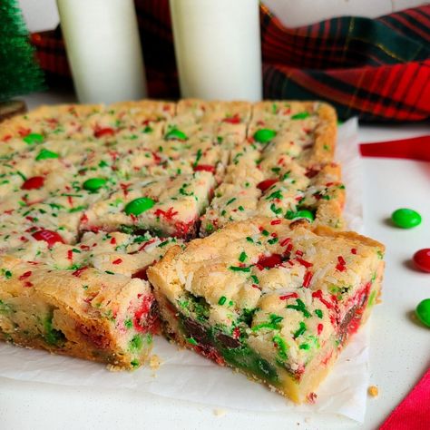 Christmas Holiday Blondies - Jessie Bakes Treats Holiday Blondies, Chocolate Orange Cookies, Holiday Baking Christmas, Dessert Bites, Blondies Recipe, Christmas Sprinkles, Baking Recipe, Christmas Sugar Cookies, Cookie Bar Recipes