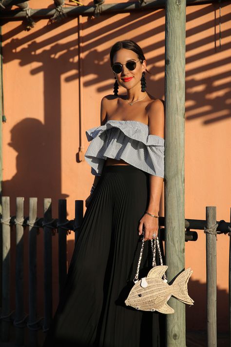 Black Tassel Earrings Black Tassel Skirt Outfit, Black Pleated Skirt Outfit Summer, Long Earrings Outfit, Tassel Earrings Outfit, Pleated Skirt Outfit Summer, Pleated Maxi Skirt Outfit, Black Pleated Skirt Outfit, Black Pleated Maxi Skirt, Black Maxi Skirt Outfit