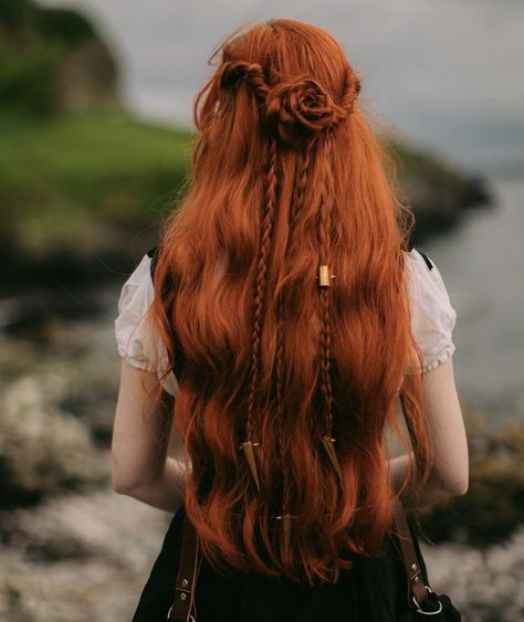 Red Hair Green Eyes Aesthetic, Orange Ginger Hair, Red Hair Green Eyes, A Clothes Horse, Natural Red Hair, Red Hair Inspo, Fairy Hair, Goddess Hairstyles, Long Red Hair