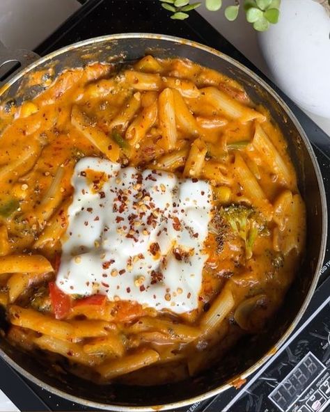 Himanshi Mittal on Instagram: "Creamy & cheesy mixed sauce pasta🥰😍 Restaurant style recipe! Do try😌 ☑️ Ingredients- • 3-4 Tomatoes • Diced veggies (Onions, Bell peppers, Boiled Corns, Brocolli) • Water • Butter + Oil • 1 tbsp All purpose flour • 1 cup Milk • Cheese slice • Oregano • Chilli flakes • Pepper powder • Salt • Red chilli powder #mixedsaucepasta #pastarecipe #mixsaucepasta #whitesaucepasta #redsaucepasta #recipes #italianfood #foodrecipes #foodie #delhifoodblogger" Red Gravy, Cheese Pasta Recipes, Pasta Restaurants, Cheese Slice, Restaurant Style Recipes, Red Sauce Pasta, Boiled Corn, White Sauce Pasta, Red Chilli Powder