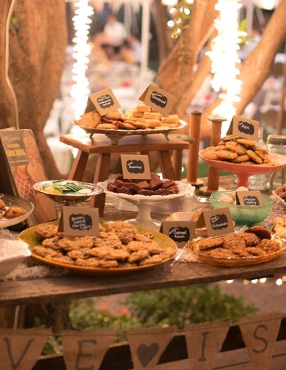 Cookies with little chalkboard signs on dessert bar. Reception Dessert Bar, Backyard Wedding Reception Food, Backyard Bbq Birthday Party, Backyard Bbq Wedding Reception, Cookie Bar Wedding, Backyard Wedding Food, Bars Ideas, Diy Reception, Bbq Wedding Reception