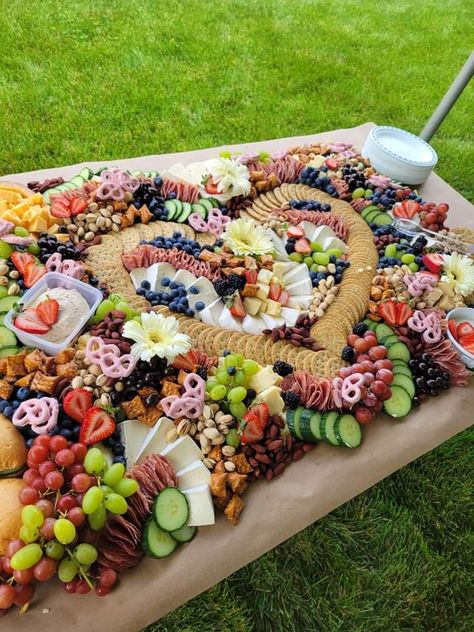 50th Anniversary Charcuterie Board, Charcuterie Heart, Charcuterie Board Wedding, Charcuterie Party, Charcuterie Appetizers, Charcuterie Board Meats, Amazing Food Platters, Luxury Picnic, Hidden Forest