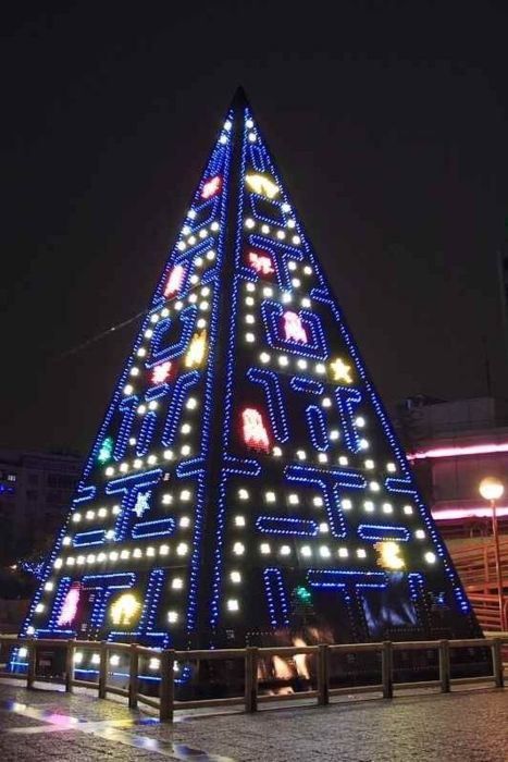 Madrid’s Pac-Man Christmas tree Geek Christmas, Christmas Tree Pictures, Creative Christmas Trees, Pac Man, Geek Out, Christmas Games, Geek Culture, Geek Chic, Game On