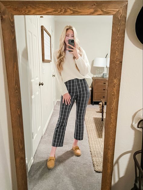 Sweater workwear plaid pants business casual Plaid Pants Outfit Women Work, Plaid Pants Business Casual, Blue Plaid Pants Outfit, Plaid Pants Outfit Work, Blue Plaid Pants, Pants Business Casual, Plaid Pants Outfit, Pants Outfit Work, Office Wardrobe