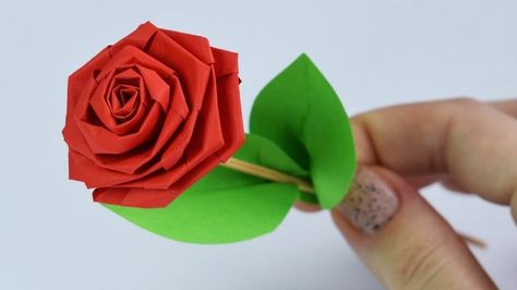 Rose En Origami, Easy Origami Rose, Easy Origami Flower, Paper Roses Diy, How To Make Rose, Origami Rose, Fleurs Diy, Easy Paper Flowers, Rose Tutorial