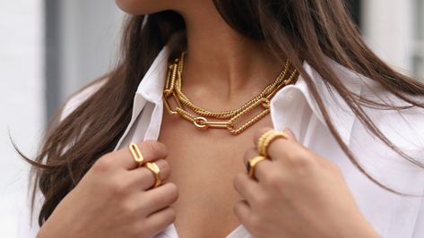 5 Cool Jewelry Brands Catering To Gen Z Shoppers Jewelry With Outfits, Gen Z Jewelry, How To Look Expensive, Paired Jewelry, Double Chain Necklace, Jewellery Marketing, Elegante Casual, Chunky Jewelry, Classy Jewelry