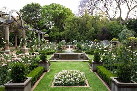 Formal Garden Design, Taman Air, Formal Garden, Modern Garden Design, Classic Garden, Formal Gardens, The Secret Garden, Garden Landscape Design, Garden Fountains