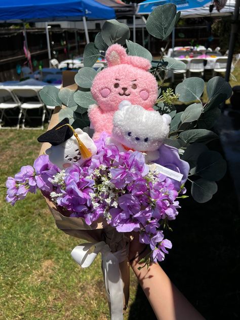 Plushie Bouquet Aesthetic, Bt21 Flower Bouquet, Bt21 Bouquet, Kpop Flower Bouquet, Bts Flower Bouquet, Bts Bouquet, Grad Gifts For Best Friends, Graduation Bouquet Ideas, Plushie Bouquet