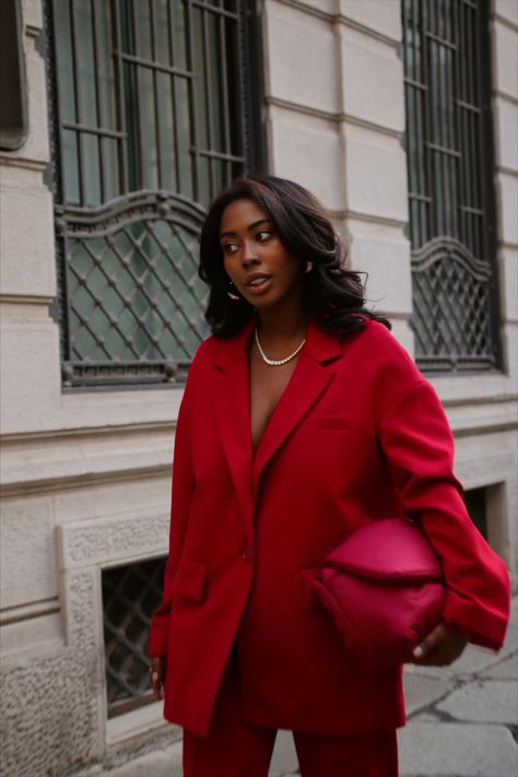 RED FERRAGAMO - ROSSO FERRAGAMO - NIPPY COOPER - MFW - MILANO FASHION WEEK Deep Winter Color Palette Outfits Black Women, Corporate Colorful Outfits, Black Women Outfits Fall, Monochrome Red Outfit, Red Aesthetic Outfit, Red Outfit Aesthetic, Ss24 Fashion, Scrub Corpo, Monochromatic Fashion