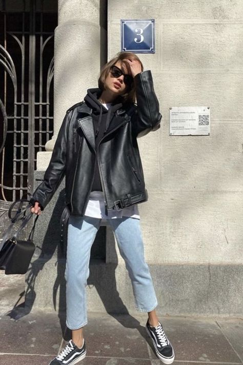 Womens Leather Jacket Outfit, Mode Dope, Black Leather Jacket Outfit, Jacket Outfit Women, Looks Jeans, Mode Instagram, Winter Mode, Leather Jacket Style, Leather Jacket Outfits