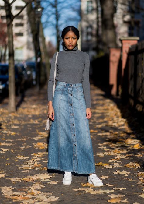 19 Ways to Wear Your Denim Skirt Denim Skirt Winter, Maxi Denim Skirt Outfit, Denim Skirt Outfit Winter, Long Denim Skirt Outfits, Long Jean Skirt Outfits, Long Denim Skirt Outfit, Pleated School Skirt, Maxi Skirt Winter, Jean Skirt Outfits