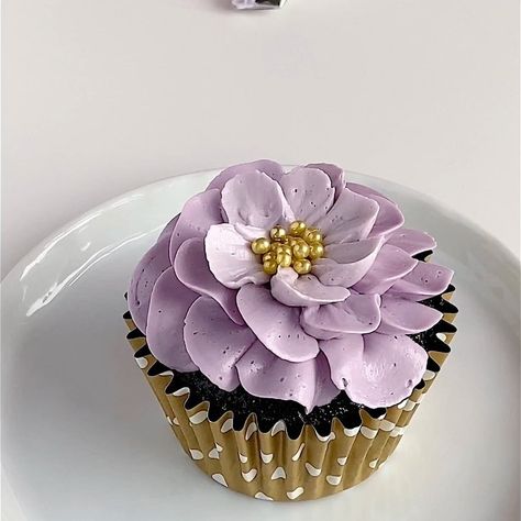 Cupcakes With Lavender Flowers, Lavender Cupcakes Decoration, Purple Flower Cupcakes, Bday Brunch, Engagement Cupcakes, Lavender Cupcakes, Cupcake Videos, Spring Cupcakes, Graduation Party Cake