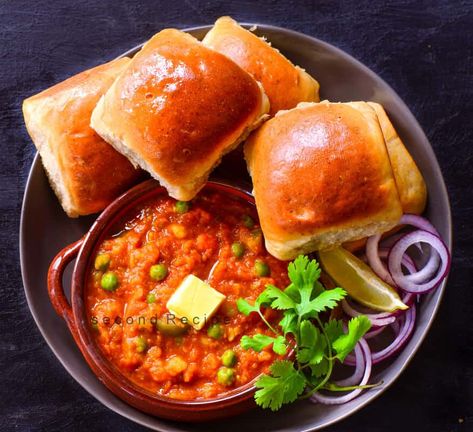 Pav Bhaji Photography, Vegetable Mash, Pav Bhaji Recipe, Vegetarian Starters, Maharashtrian Recipes, Pav Bhaji Masala, Tiffin Recipe, Veg Curry, Bhaji Recipe